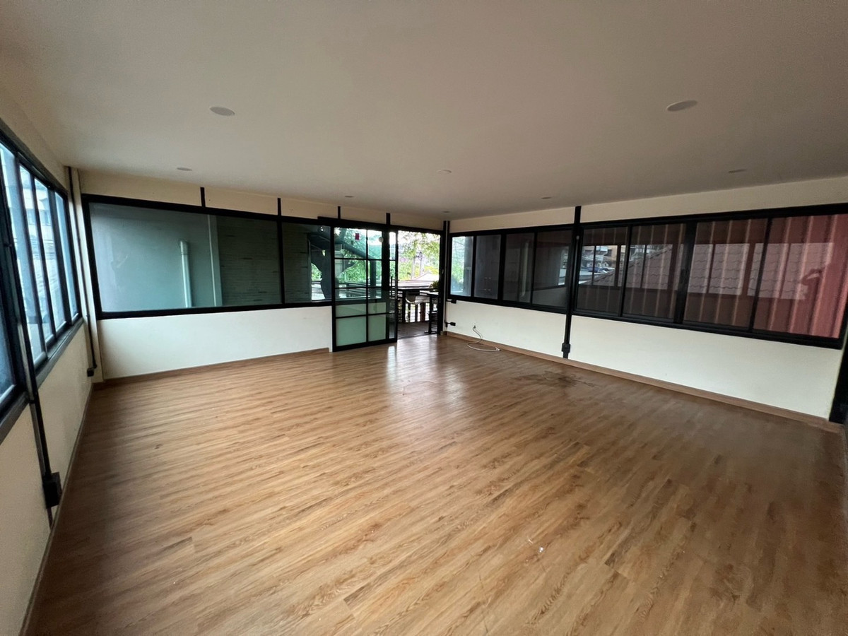 Shop HouseKasetsart, Ratchayothin : 📢👇Start your business in a prime location in Soi Sena Nikhom, with convenient access from Kaset-Nawamin, Phahonyothin, and Ladprao Roads.Ideal for many kind of business or office