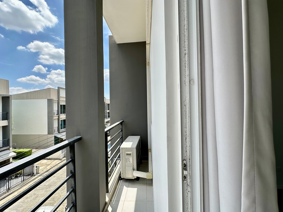 ให้เช่าทาวน์โฮมอ่อนนุช อุดมสุข : ให้เช่าทาวน์โฮม (บ้านเปล่า - พึ่งรีโนเวต) สภาพใหม่ พร้อมอยู่ บ้านกลางเมือง สุขุมวิท 77 - 3 ชั้น 3 ห้องนอน | 3 ห้องน้ำ (176 ตรม) โทร 096-651-4465