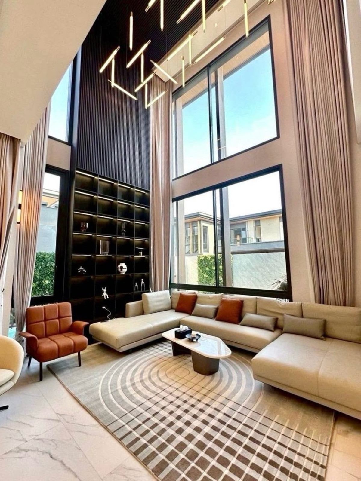 For RentHousePattanakan, Srinakarin : ▲ Siranin Residences ▲ | 162 sq m. | 650 sq m. | 5 bedrooms, 6 bathrooms