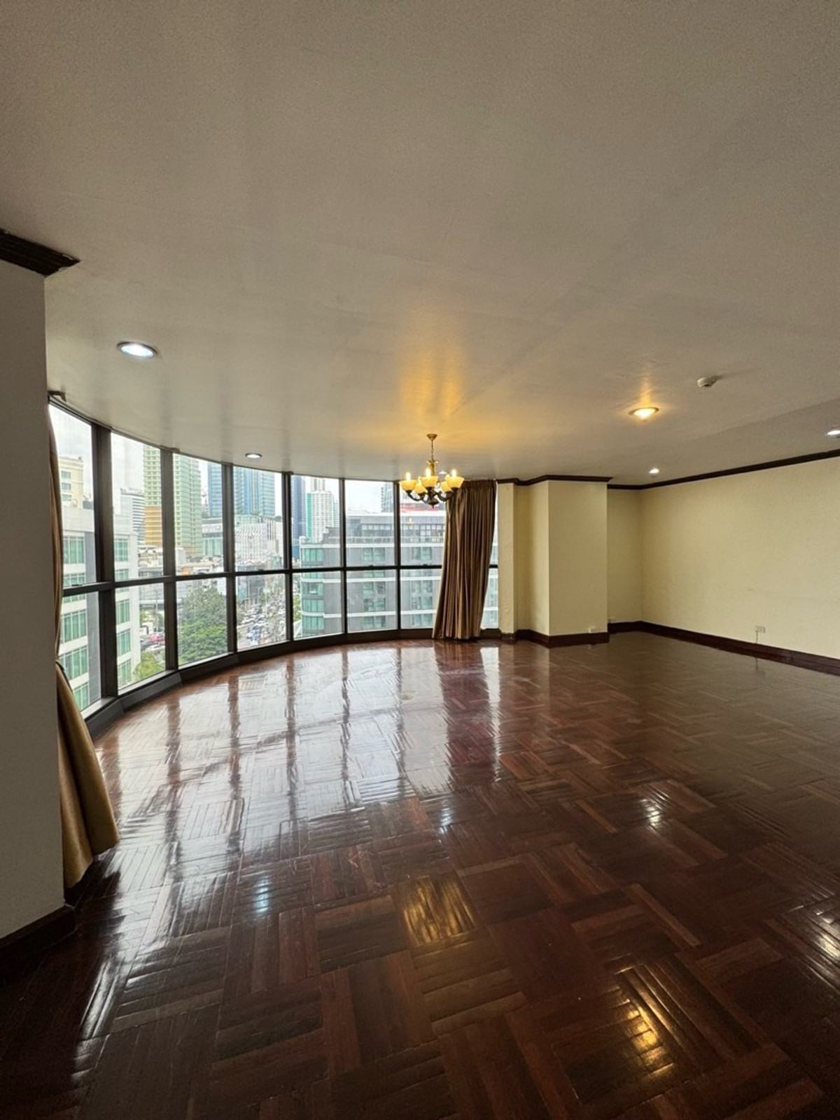 For SaleCondoSukhumvit, Asoke, Thonglor : Condo for sale for investment, large room, along the Asoke-Sukhumvit BTS line, near Benjakitti Park.