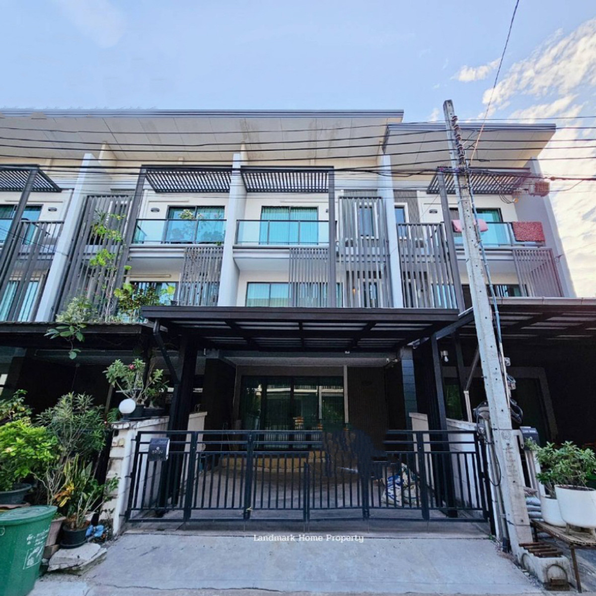 For RentTownhomeNonthaburi, Bang Yai, Bangbuathong : Townhome for rent, Town Avenue Merge Rattanathibet, next to MRT, walkable, near Central Westgate.