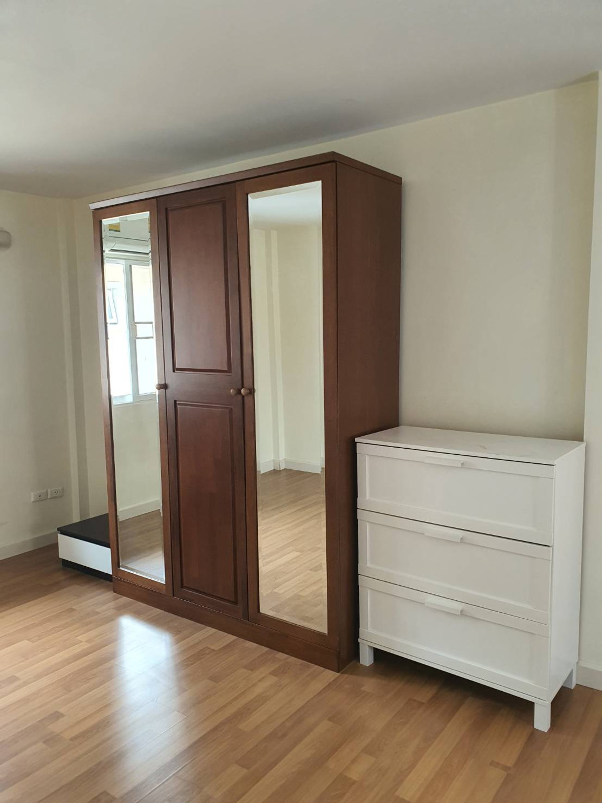 For RentHouseLadkrabang, Suwannaphum Airport : Beautiful house for rent, Chuan Chuen Village, On Nut, Sukhapiban 2 Road, size 52 sq m. Rental price 45,000 baht/month.