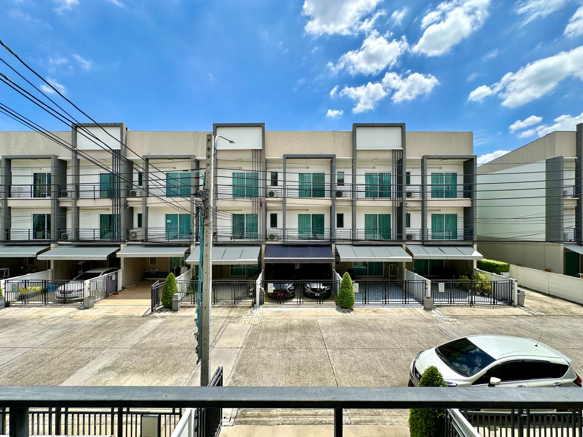 ให้เช่าทาวน์โฮมอ่อนนุช อุดมสุข : ให้เช่าทาวน์โฮม (บ้านเปล่า - พึ่งรีโนเวต) สภาพใหม่ พร้อมอยู่ บ้านกลางเมือง สุขุมวิท 77 - 3 ชั้น 3 ห้องนอน | 3 ห้องน้ำ (176 ตรม) โทร 096-651-4465