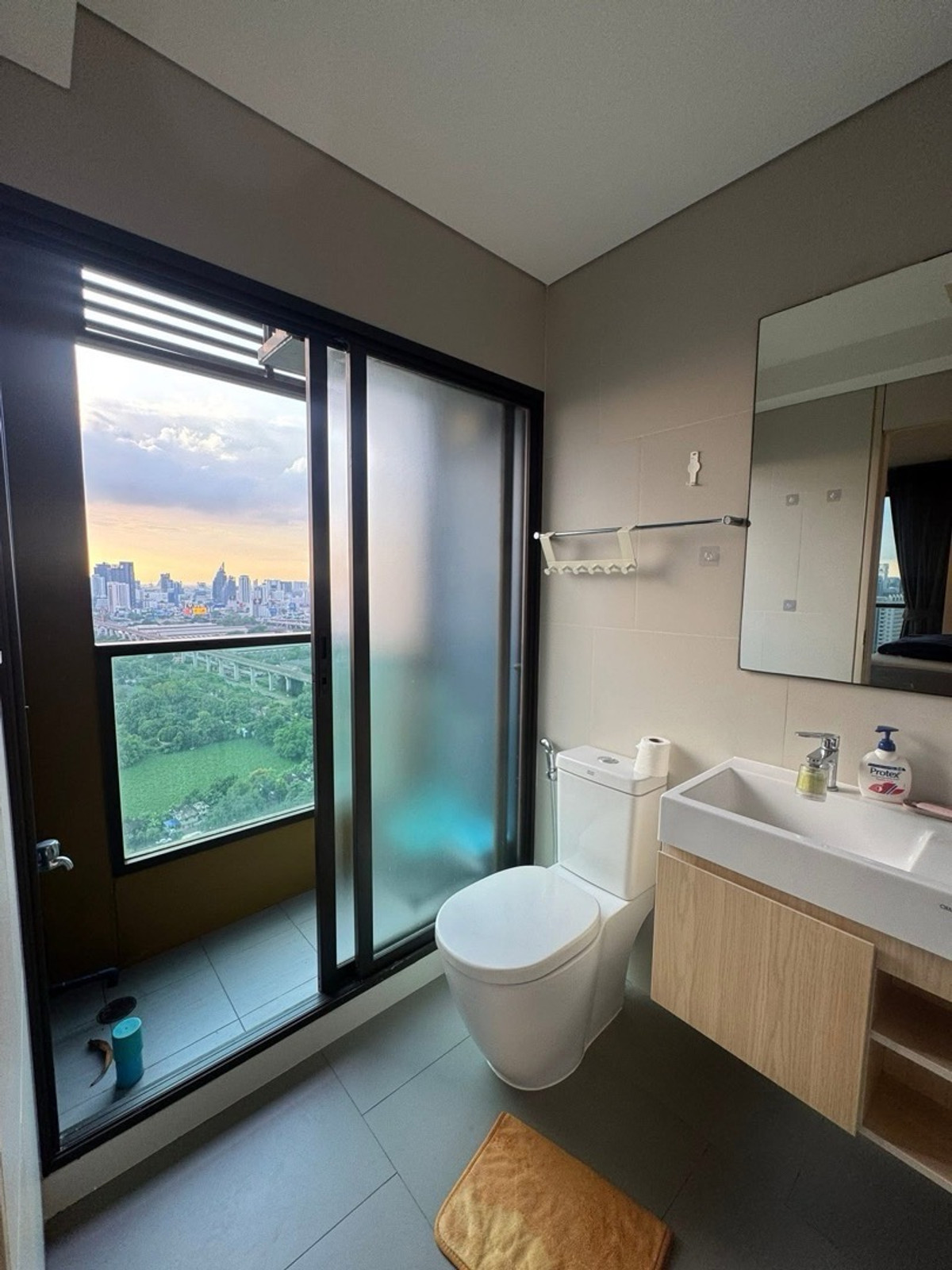 For SaleCondoRama9, Petchburi, RCA : 📢👇Worth and good for living or investment as Good location , good for traveling , conner room