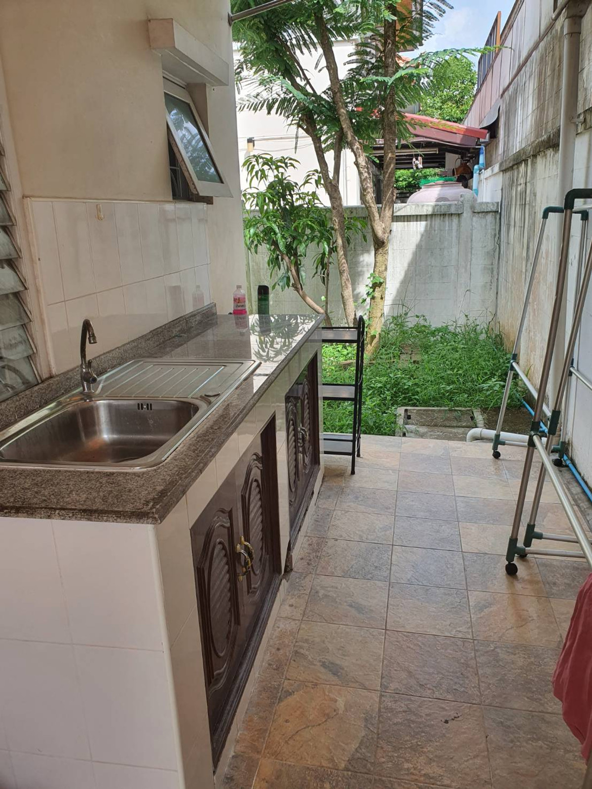 For RentHouseLadkrabang, Suwannaphum Airport : Beautiful house for rent, Chuan Chuen Village, On Nut, Sukhapiban 2 Road, size 52 sq m. Rental price 45,000 baht/month.