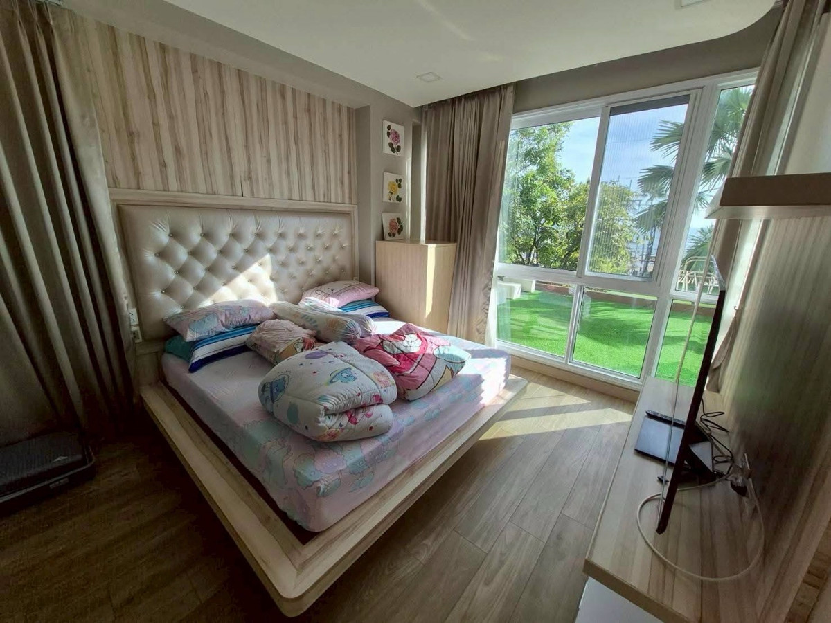 For RentCondoPattaya, Bangsaen, Chonburi : Urgent rent, sea view condo, can walk down to the beach, Cetus Beachfront Pattaya, 3rd floor, swimming pool view, size 99 sq m, 2 bedrooms, urgent price 40,000 baht.