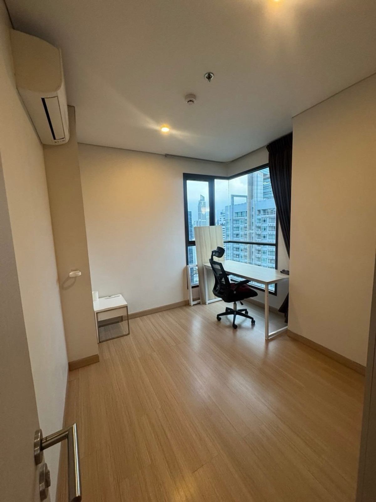 For SaleCondoRama9, Petchburi, RCA : 📢👇Worth and good for living or investment as Good location , good for traveling , conner room