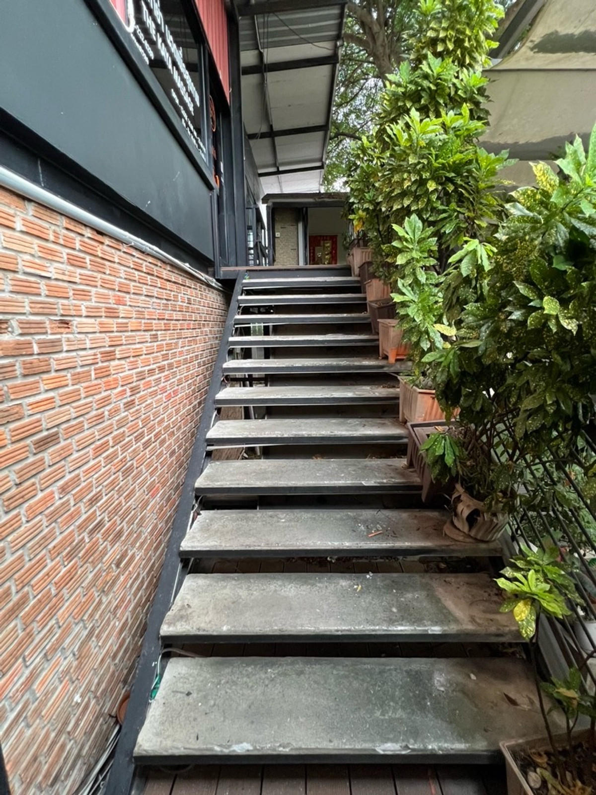 Shop HouseKasetsart, Ratchayothin : 📢👇Start your business in a prime location in Soi Sena Nikhom, with convenient access from Kaset-Nawamin, Phahonyothin, and Ladprao Roads.Ideal for many kind of business or office