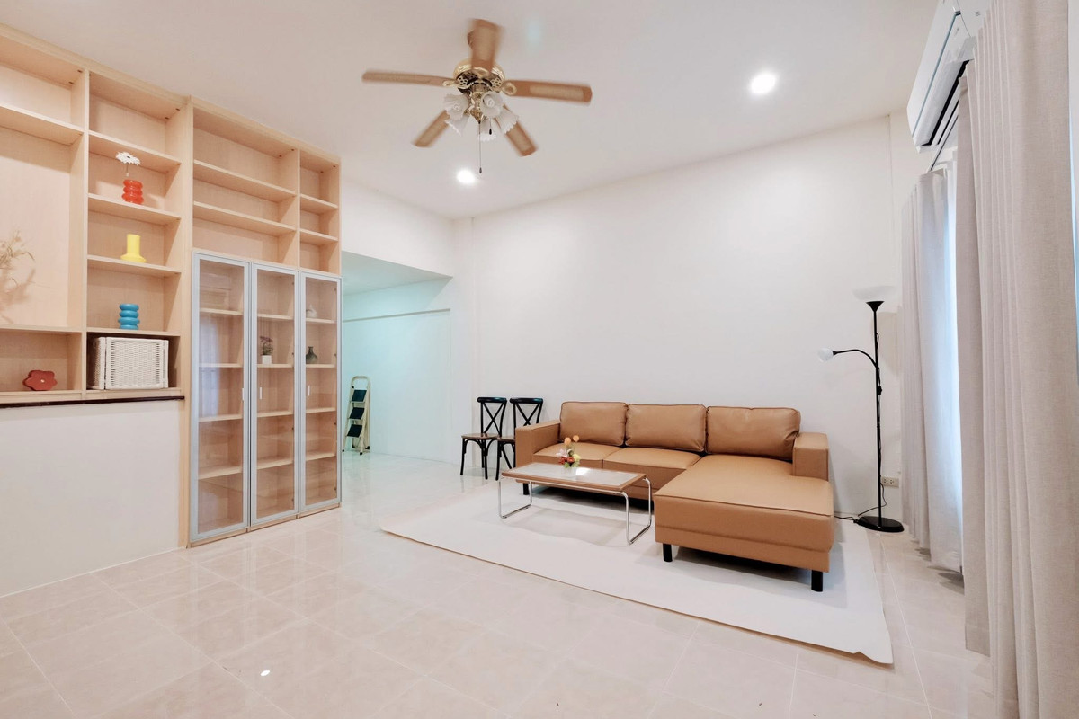 For RentTownhomeBangna, Bearing, Lasalle : Townhome for rent, 5 bedrooms, Happy Land View Village, Soi Lasalle 32, near BITEC Bangna.