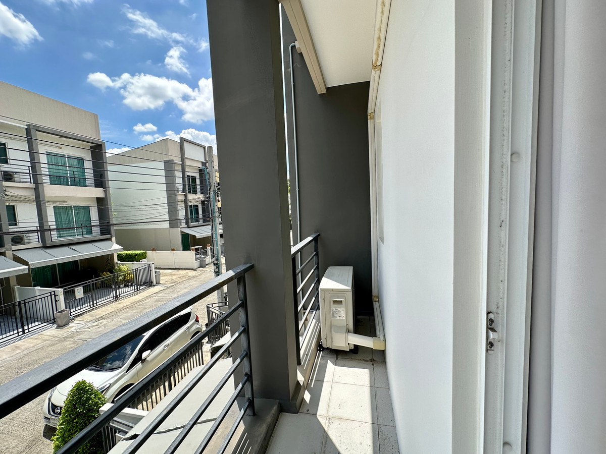 ให้เช่าทาวน์โฮมอ่อนนุช อุดมสุข : ให้เช่าทาวน์โฮม (บ้านเปล่า - พึ่งรีโนเวต) สภาพใหม่ พร้อมอยู่ บ้านกลางเมือง สุขุมวิท 77 - 3 ชั้น 3 ห้องนอน | 3 ห้องน้ำ (176 ตรม) โทร 096-651-4465