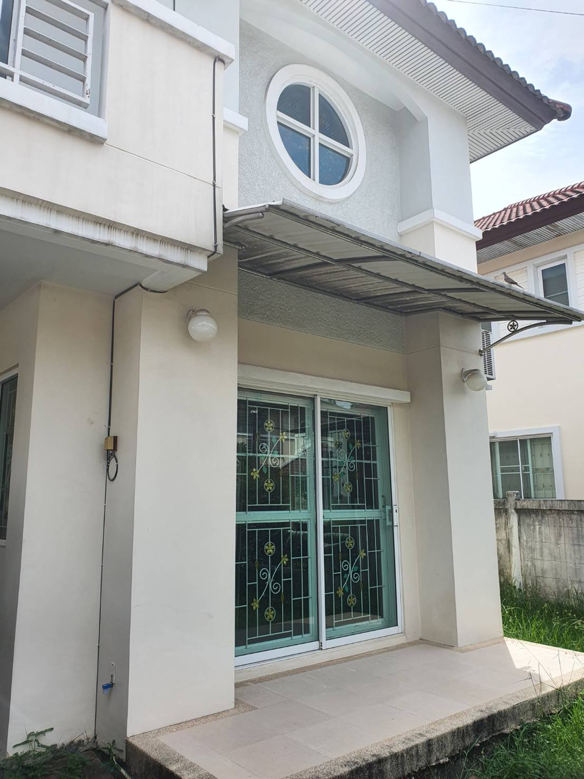 For RentHouseLadkrabang, Suwannaphum Airport : Beautiful house for rent, Chuan Chuen Village, On Nut, Sukhapiban 2 Road, size 52 sq m. Rental price 45,000 baht/month.