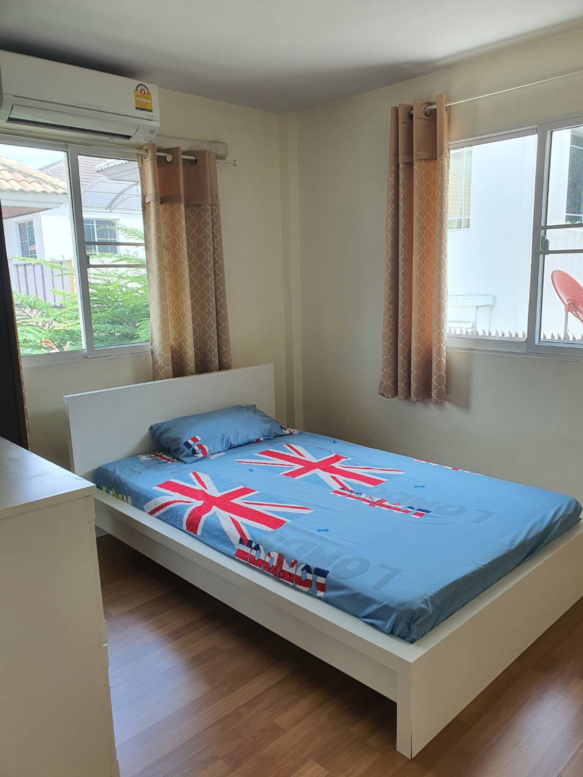 For RentHouseLadkrabang, Suwannaphum Airport : Beautiful house for rent, Chuan Chuen Village, On Nut, Sukhapiban 2 Road, size 52 sq m. Rental price 45,000 baht/month.