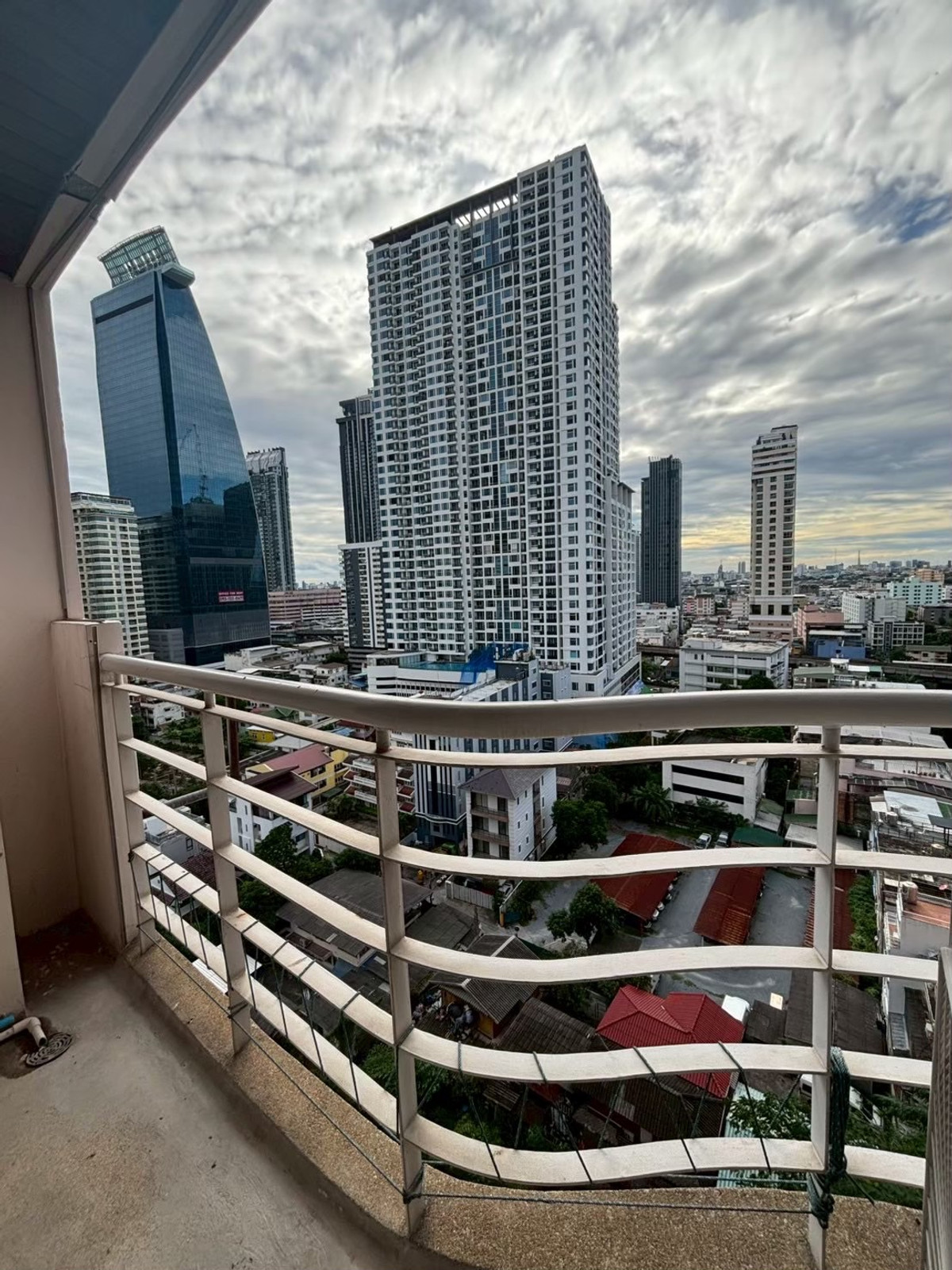 ให้เช่าคอนโดราชเทวี พญาไท : ★ ปทุมวัน รีสอร์ท ★ 75 ตรม.,ชั้น 7 (2 ห้องนอน 2 ห้องน้ำ), ★ใกล้ BTS พญาไท และ Airport Link พญาไท ★ ใกล้สยามพารากอน, สยามสแควร์★ สิ่งอำนวยความสะดวกมากมาย★ เครื่องใช้ไฟฟ้าครบครัน★ 