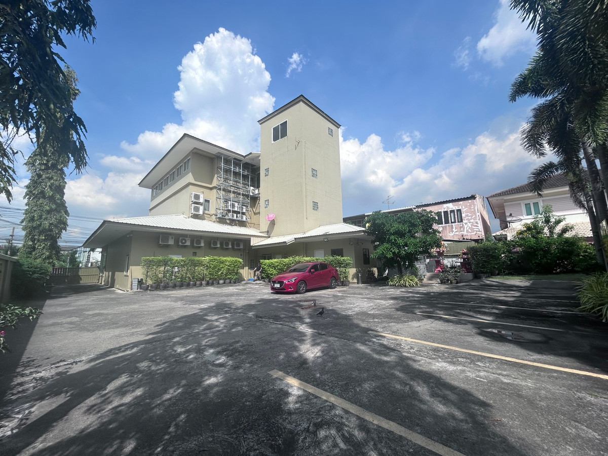 For SaleLandKasetsart, Ratchayothin : Beauty business for sale + with house and land 392 sq m., parking for 15 cars ++ price 145 million baht, transfer costs half each (negotiable)