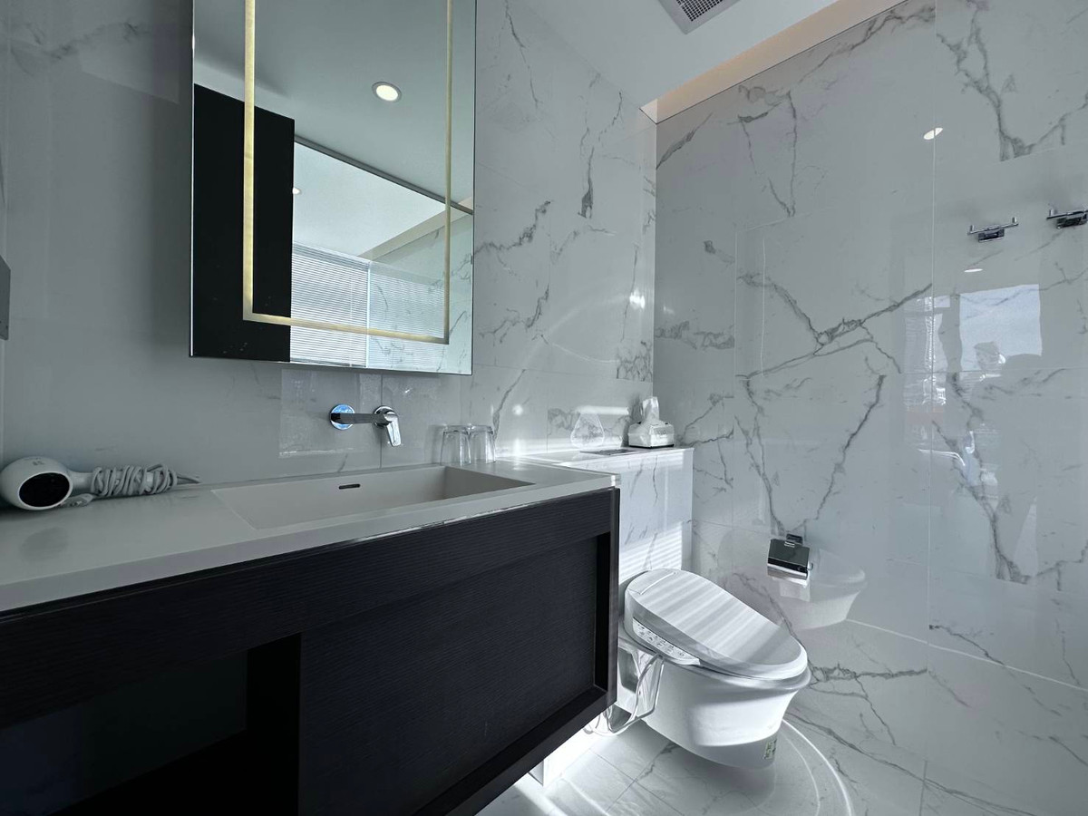 For RentCondoKhlongtoei, Kluaynamthai : Condo for rent, Siamese Exclusive Queens, fully furnished condo, ready to move in, close to MRT Queen Sirikit National Convention Center, only 50 meters!!