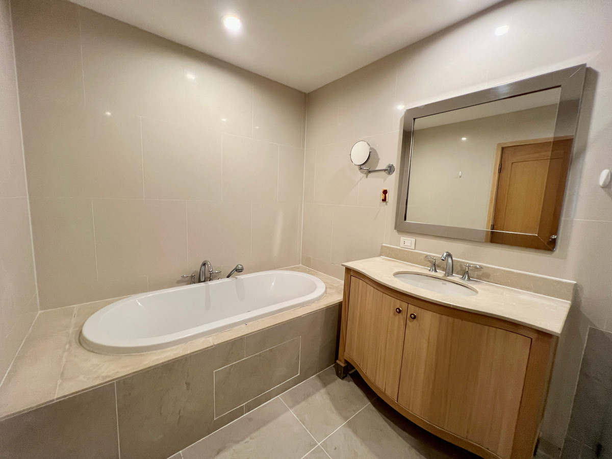 For RentCondoSathorn, Narathiwat : ( UL2511141) Tel/Line 096-2479369 ,  FOR RENT THE EMPIRE PLACE, 1 bedroom 1 bathroom 65 Sq.M. Ready to move in✨