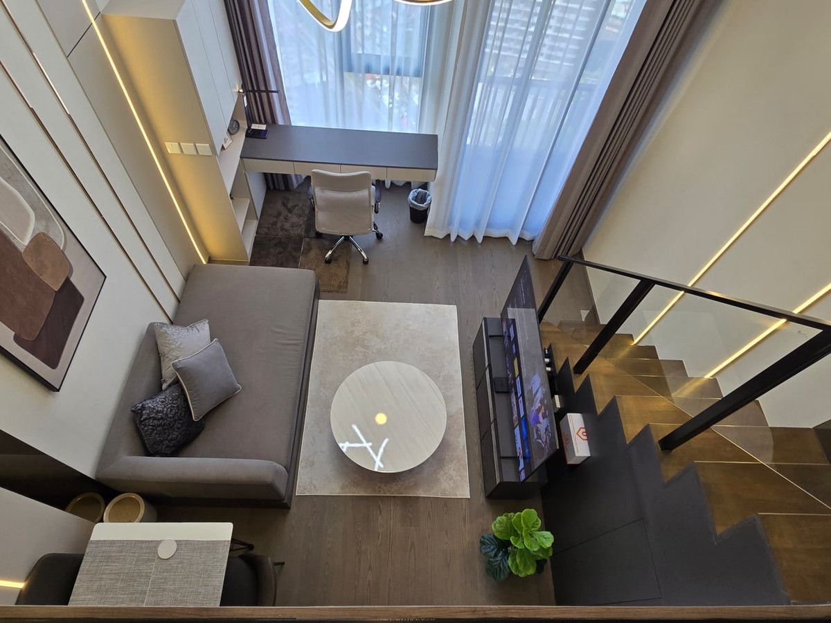 For SaleCondoSiam Paragon ,Chulalongkorn,Samyan : Park Origin Chula Samyan【𝐒𝐄𝐋𝐋 & 𝐑𝐄𝐍𝐓】🔥Warm, elegant tones, built-in wood furniture, and soft orange lighting add a sense of tranquility to every detail.🔥 Contact Line ID: @hacondo