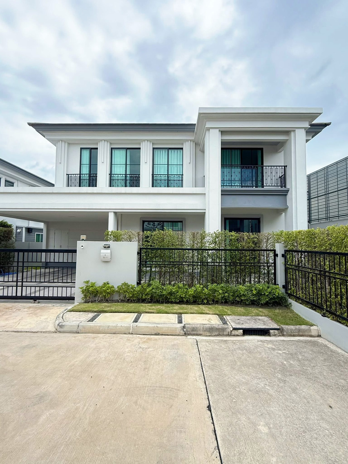 For RentHouseSeri Thai, Ramkhamhaeng Nida : Single house for rent, corner unit, Setthasiri Serithai project.