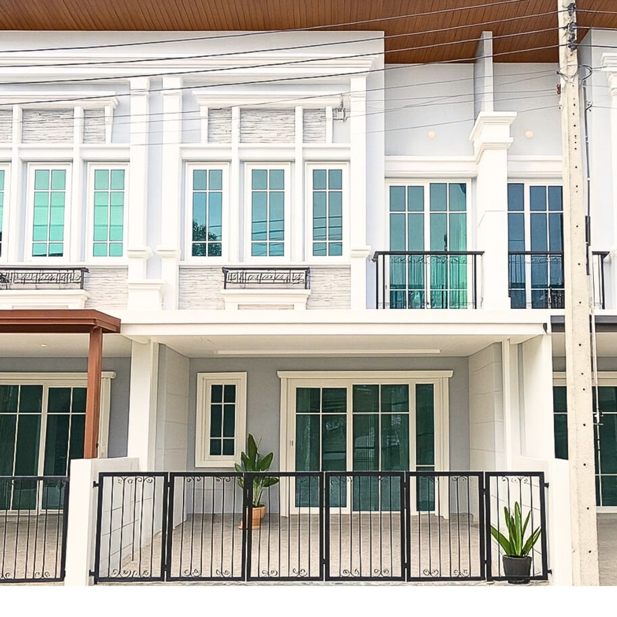 ขายทาวน์โฮมลาดกระบัง สุวรรณภูมิ : ขายบ้านสวย โกลเด้นทาวน์ 3 บางนา-อ่อนนุช