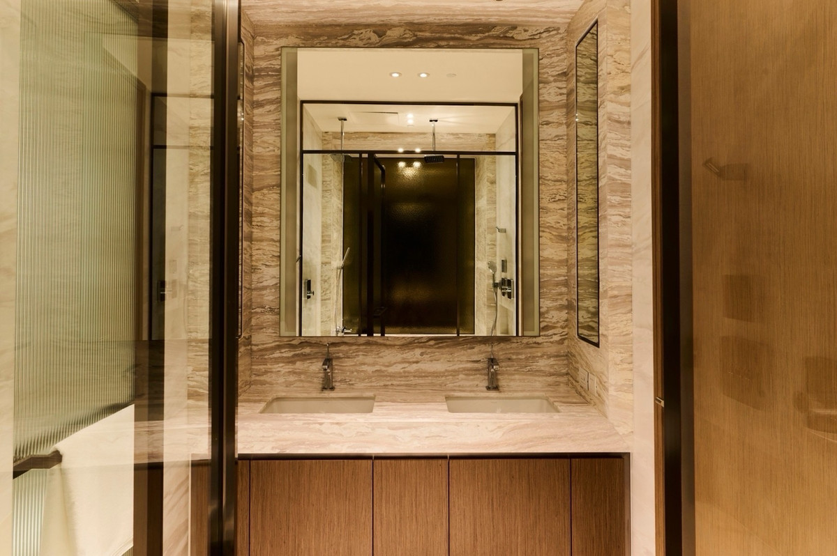 For RentCondoWitthayu, Chidlom, Langsuan, Ploenchit : Here it is, a beautiful room from the luxury project Scope Langsuan, width up to 85 sqm, 1 bedroom type, high floor, beautiful view, rent only 160k, close to central Chidlom, just 170 m., next to BTS Chidlom. If interested, make an appointment to see the 