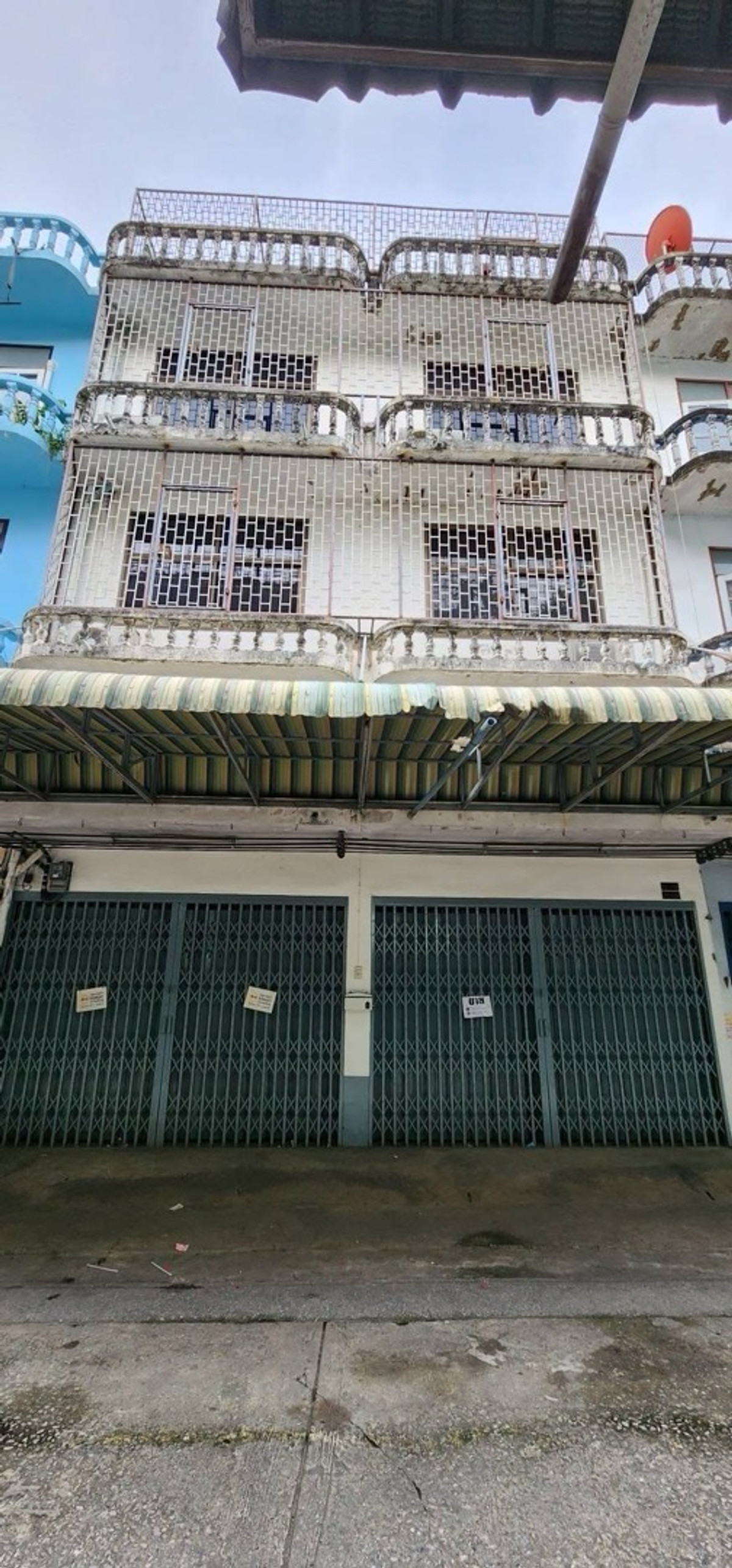 ขายอาคารพาณิชย์ท่าพระ ตลาดพลู วุฒากาศ : ❤️🔥ขายด่วน อาคารพาณิชย์ สภาพดี ราคาถูกมากๆ  4 ชั้น ( มีดาดฟ้าชั้น 4  เเละชั้นลอยชั้น 2  )  2 คูหา สนใจ  line @900cqqhk tel 0859114585. ❤️
⛳️อาคารพาณิชย์ย่านท่าพระ รัชดาภิเษก ซอย 5 ⛳️ใกล้สถานนีรถไฟฟ้าตลาดพลู 1.5 กิโล ทำเลดีเหมาะทำสำนักงาน office ร้านค้า