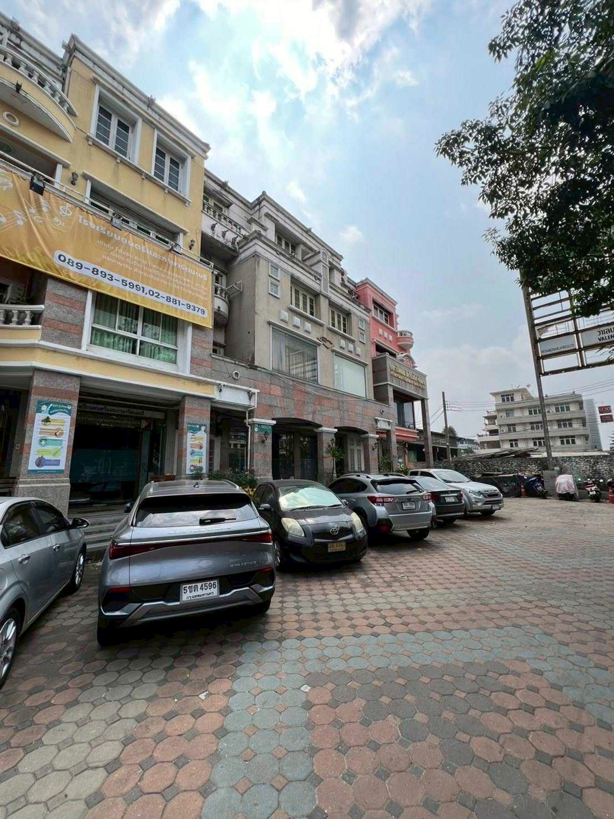 ให้เช่าอาคารพาณิชย์ปิ่นเกล้า จรัญสนิทวงศ์ : ให้เช่า ตึกออฟฟิศ 7 ชั้น ติดถนนสิรินธร เหมาะสำหรับ สำนักงาน โชว์รูม คลินิก สถาบันการศึกษาทำเลดีมาก ติดถนนใหญ่ รถสัญจรตลอดวัน