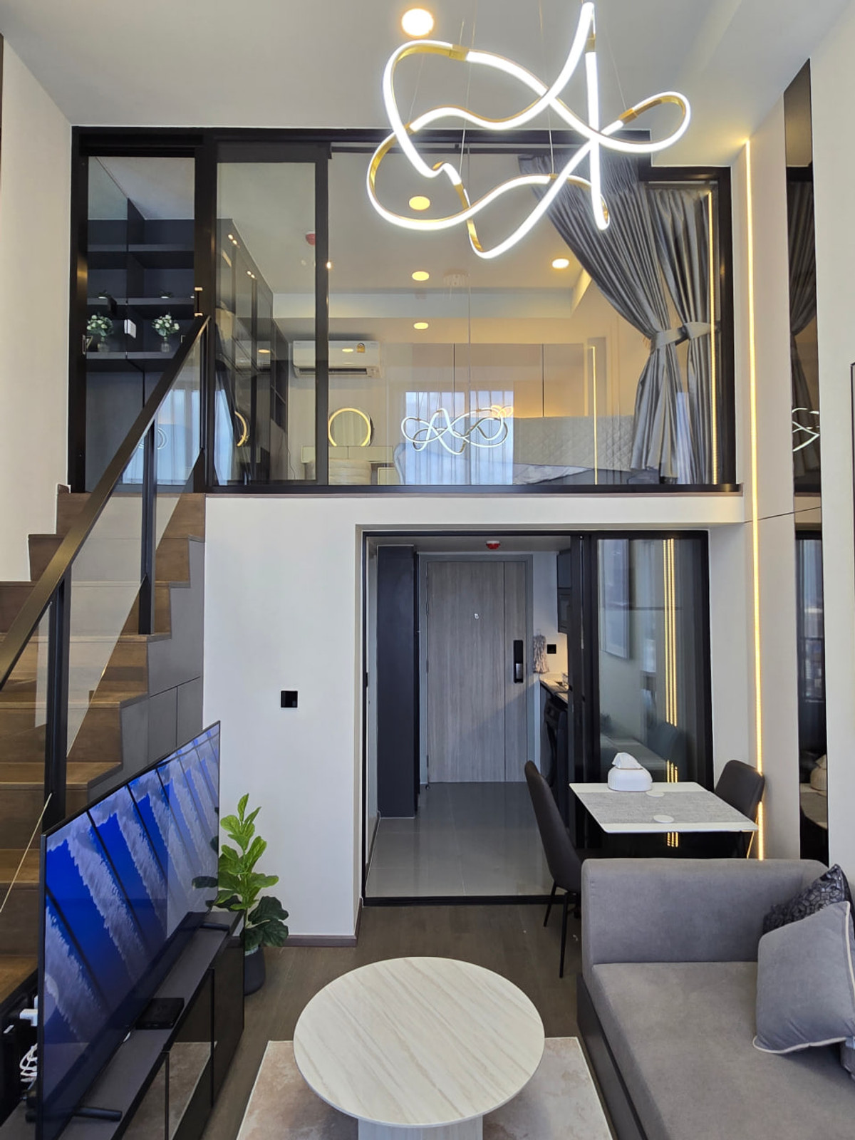 For SaleCondoSiam Paragon ,Chulalongkorn,Samyan : Park Origin Chula Samyan【𝐒𝐄𝐋𝐋 & 𝐑𝐄𝐍𝐓】🔥Warm, elegant tones, built-in wood furniture, and soft orange lighting add a sense of tranquility to every detail.🔥 Contact Line ID: @hacondo