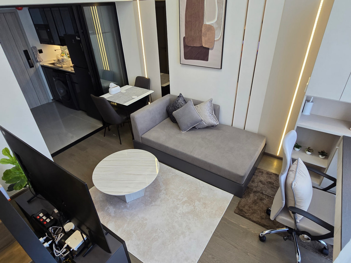 For SaleCondoSiam Paragon ,Chulalongkorn,Samyan : Park Origin Chula Samyan【𝐒𝐄𝐋𝐋 & 𝐑𝐄𝐍𝐓】🔥Warm, elegant tones, built-in wood furniture, and soft orange lighting add a sense of tranquility to every detail.🔥 Contact Line ID: @hacondo