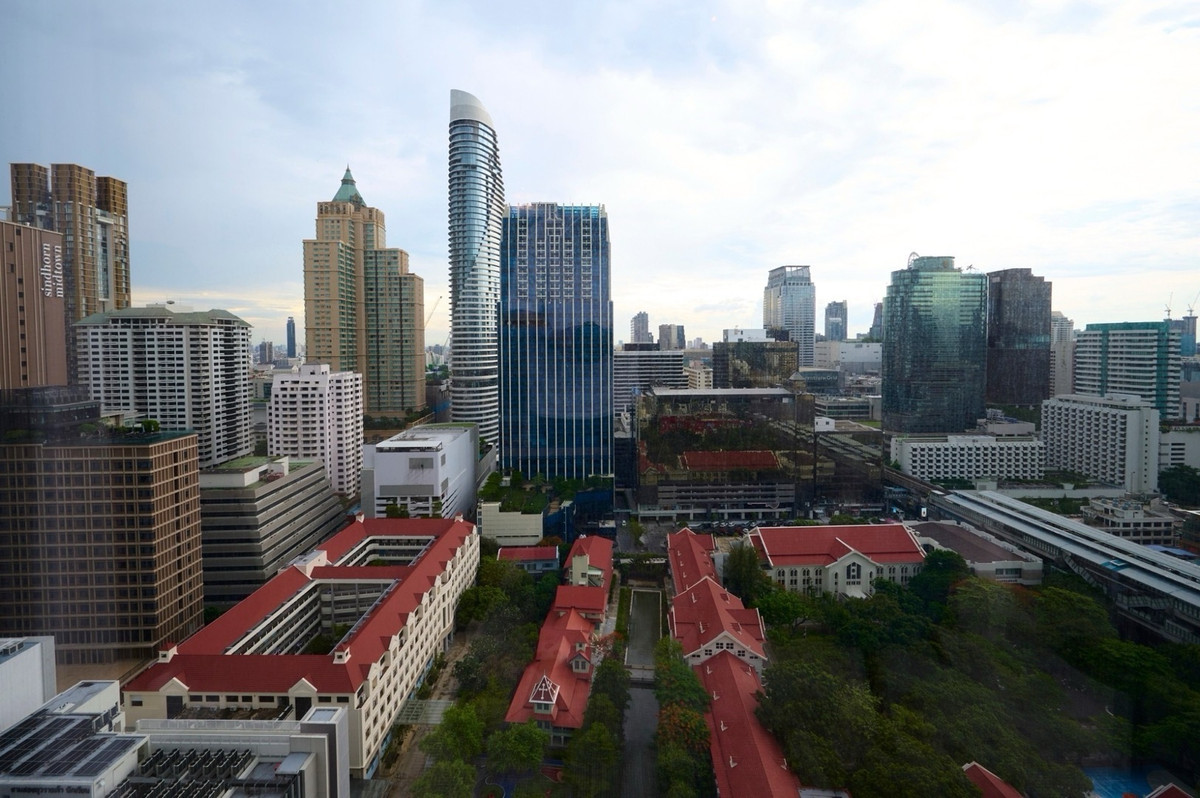 For RentCondoWitthayu, Chidlom, Langsuan, Ploenchit : Here it is, a beautiful room from the luxury project Scope Langsuan, width up to 85 sqm, 1 bedroom type, high floor, beautiful view, rent only 160k, close to central Chidlom, just 170 m., next to BTS Chidlom. If interested, make an appointment to see the 