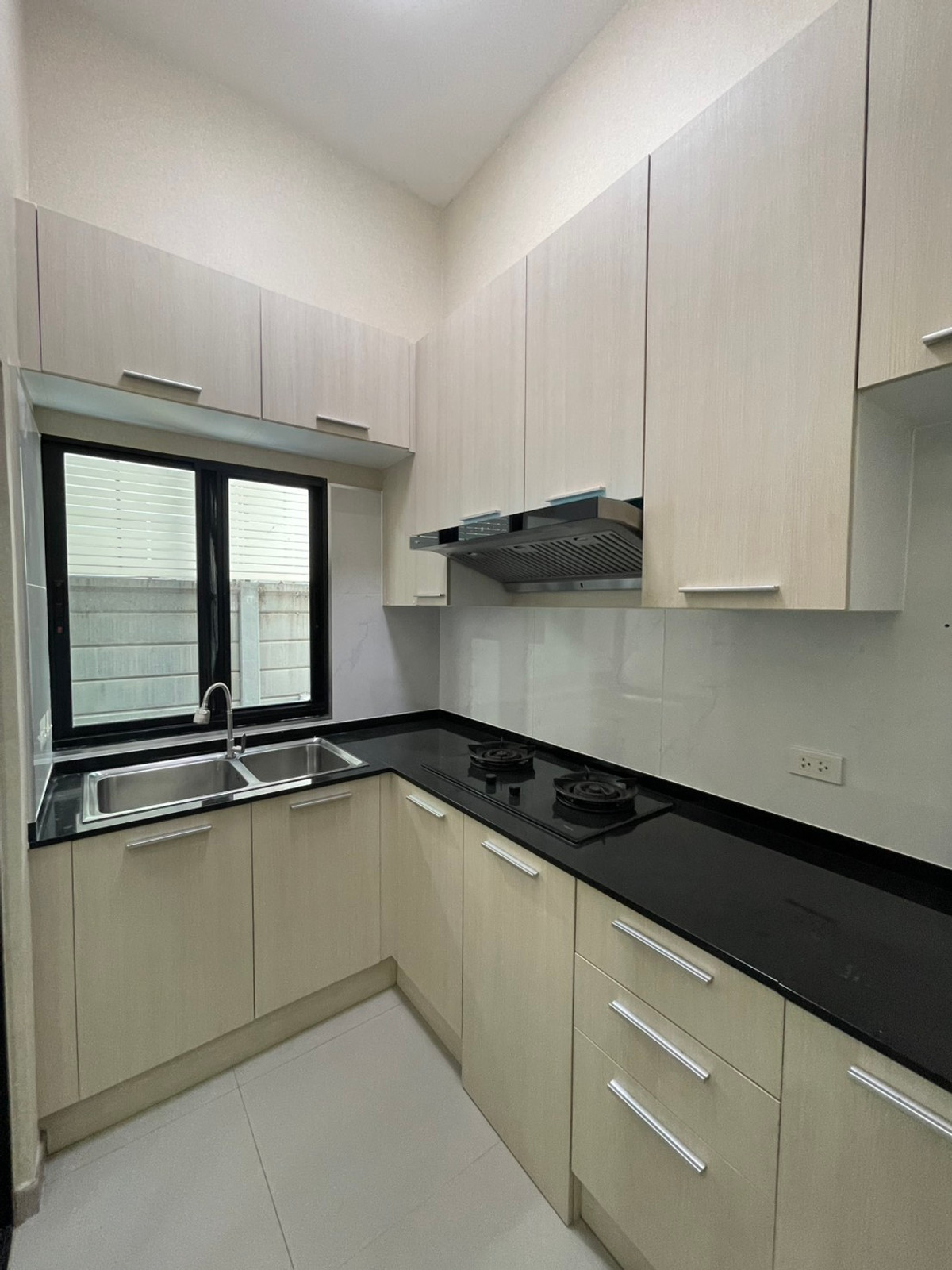 ให้เช่าทาวน์โฮมพัฒนาการ ศรีนครินทร์ : ให้เช่าอาร์เด้น พัฒนาการ ทาวน์โฮม  ติดถนนใหญ่ ต้นโครงการ เดินทางสะดวก ใกล้ BTS อ่อนนุช ใกล้ทางด่วนพัฒนาการ