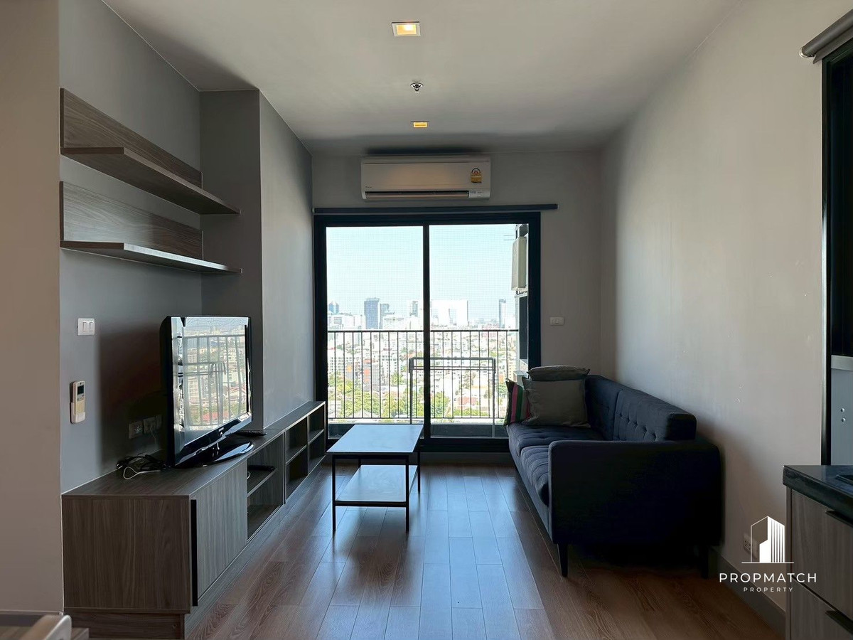 For RentCondoLadprao, Central Ladprao : Chapter One Midtown Ladprao 24, very cheap rental, 25,000, 2 bedroom type, large size 58sqm, high floor, unblocked view. This plan has only 1 room per floor. If interested, make an appointment to view at 064-6696546 Minnie, you can contact Line at this nu