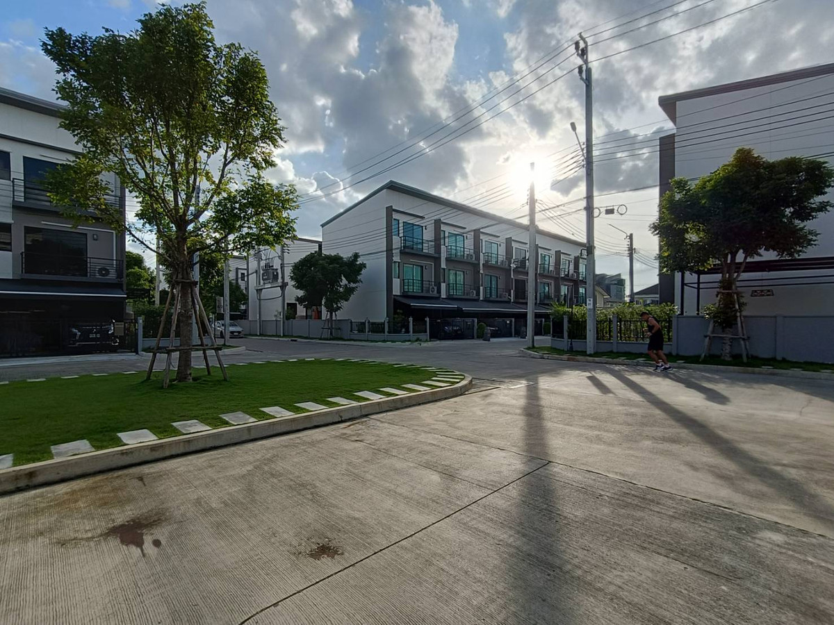 For SaleTownhomeRama5, Ratchapruek, Bangkruai : For sale/rent Baan Klang Muang Ratchaphruek-Sathorn Good house position In front of the house, dont hit anyone. There is an island in the middle of the alley. Eliminate parking problems You can turn the car around inside the alley. The back of the house i