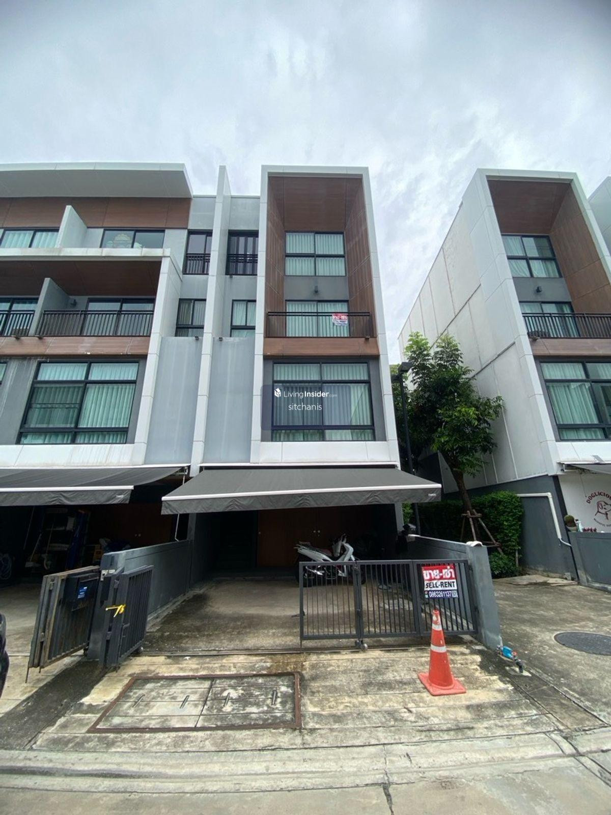 For RentTownhomePattanakan, Srinakarin : For rent, Arden Phatthanakan, townhome, corner house, next to the main road, beginning of the project, not a house in a small alley, convenient travel, near BTS On Nut, near Phatthanakan Expressway.
