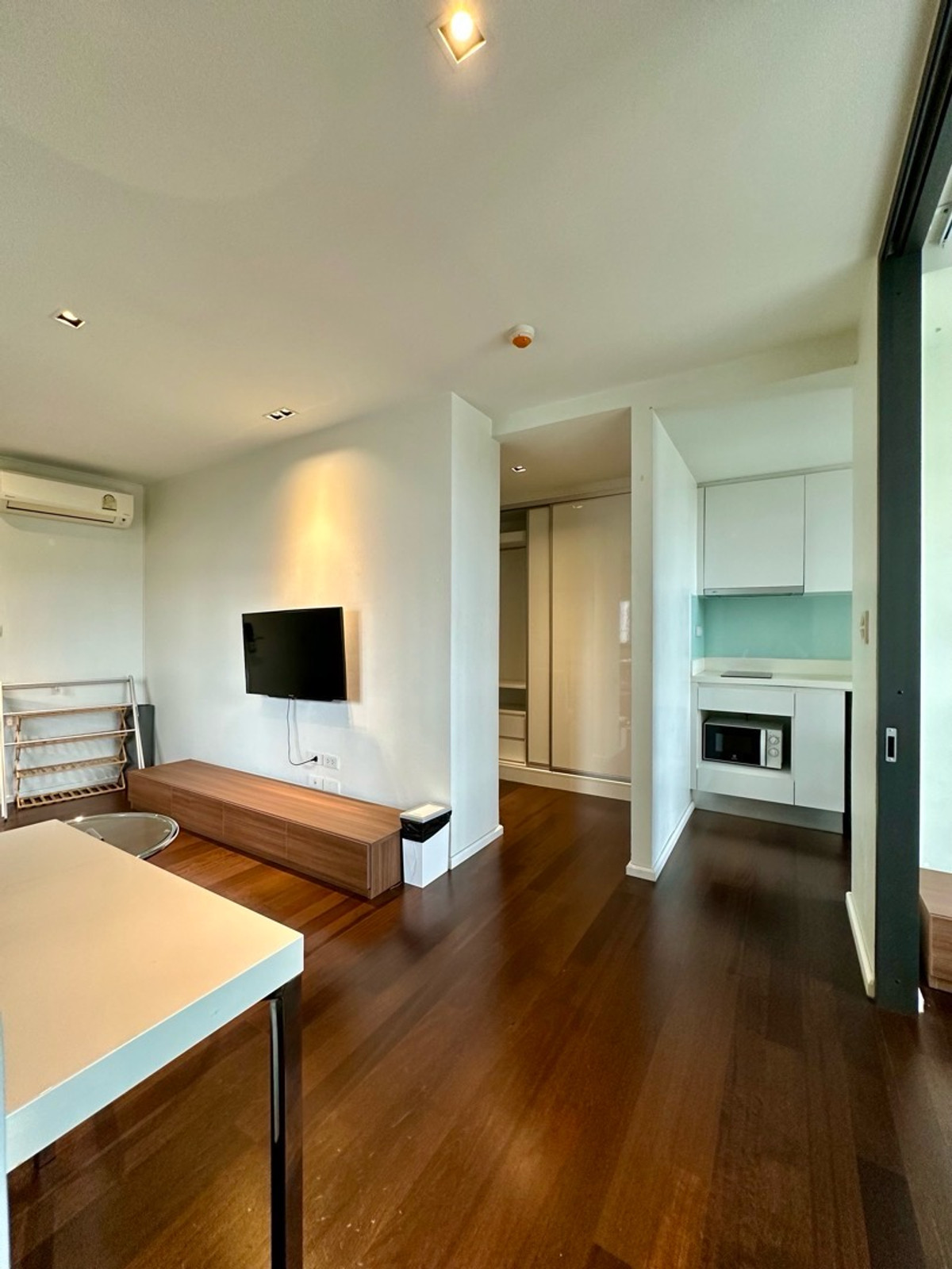 CondoLadprao, Central Ladprao : Low-rise condo 1Bed 1Bath, calm, private, not chaotic, near MRT Lat Phrao, next to BigC HomePro Lat Phrao.