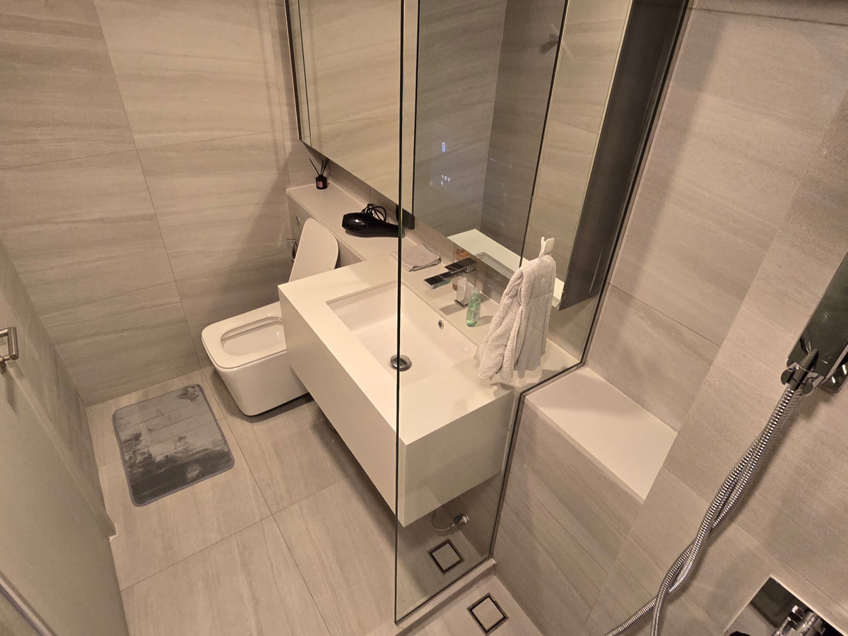 For SaleCondoSiam Paragon ,Chulalongkorn,Samyan : Park Origin Chula Samyan【𝐒𝐄𝐋𝐋 & 𝐑𝐄𝐍𝐓】🔥Warm, elegant tones, built-in wood furniture, and soft orange lighting add a sense of tranquility to every detail.🔥 Contact Line ID: @hacondo