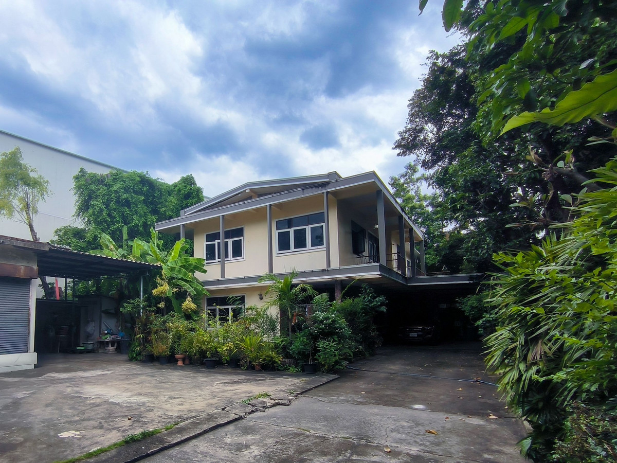 For SaleLandSukhumvit, Asoke, Thonglor : Land with House for sales – 196 Sq.Wah. in Pridi Banomyong Soi 37 Multiple access points and near Ekamai International School (EIS)