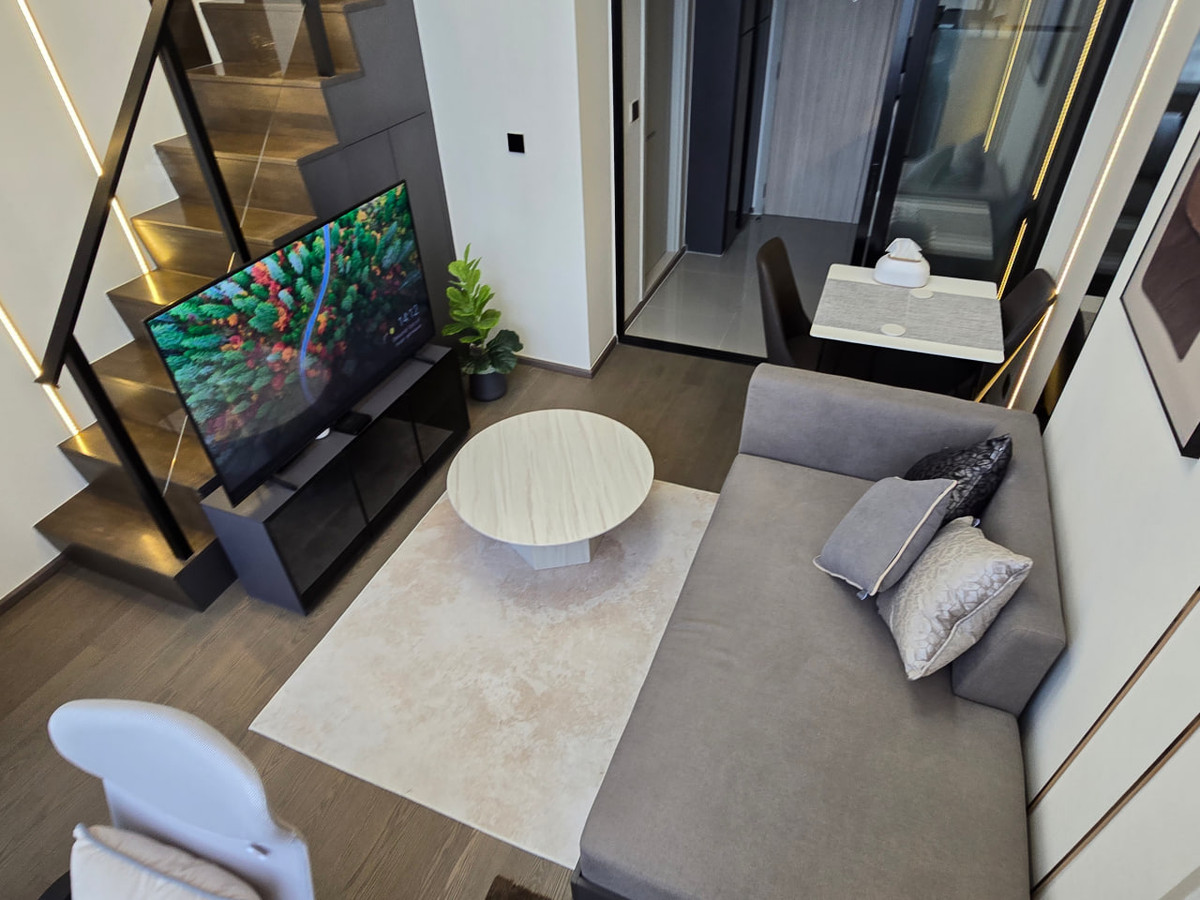 For SaleCondoSiam Paragon ,Chulalongkorn,Samyan : Park Origin Chula Samyan【𝐒𝐄𝐋𝐋 & 𝐑𝐄𝐍𝐓】🔥Warm, elegant tones, built-in wood furniture, and soft orange lighting add a sense of tranquility to every detail.🔥 Contact Line ID: @hacondo