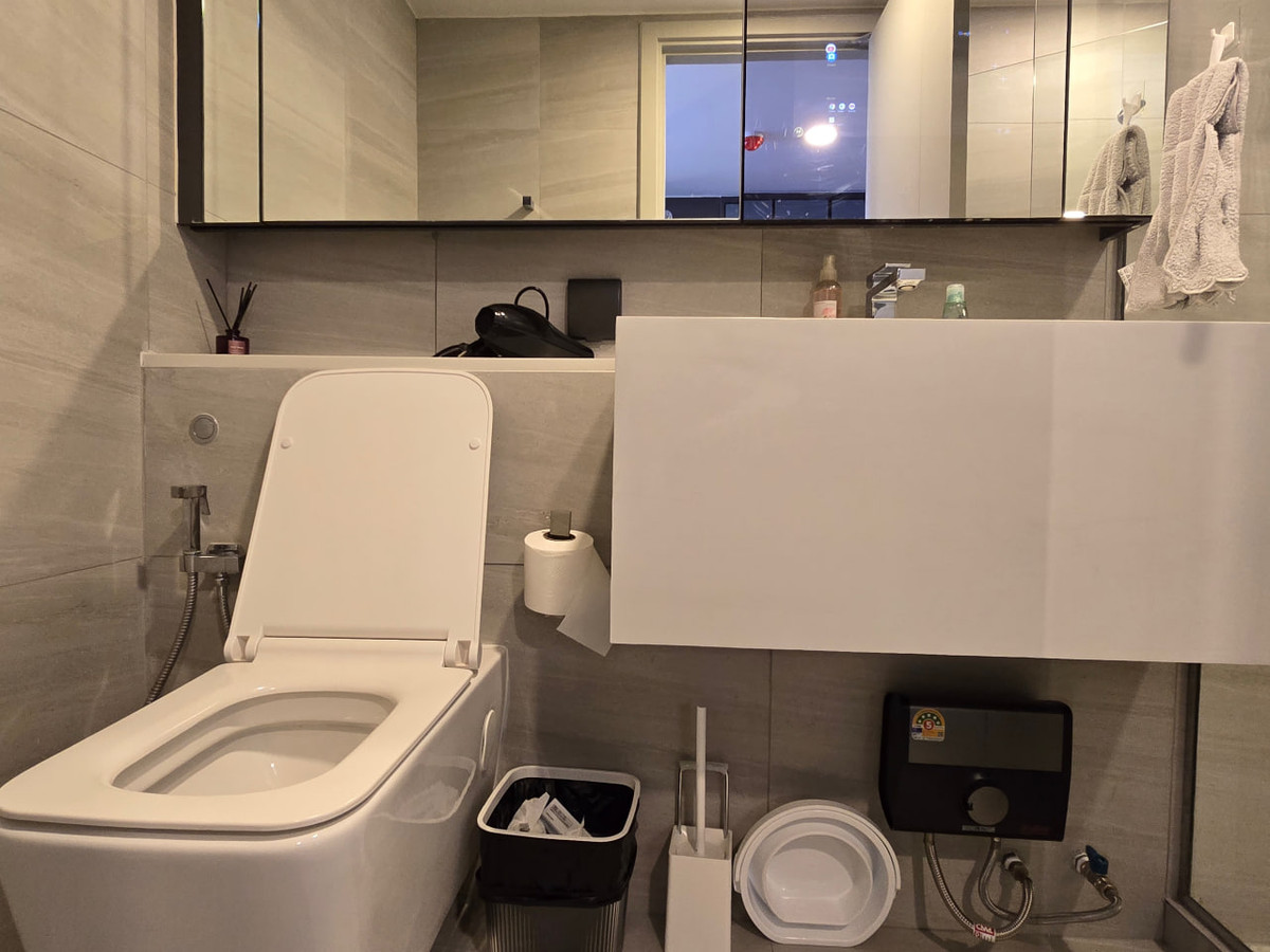 For SaleCondoSiam Paragon ,Chulalongkorn,Samyan : Park Origin Chula Samyan【𝐒𝐄𝐋𝐋 & 𝐑𝐄𝐍𝐓】🔥Warm, elegant tones, built-in wood furniture, and soft orange lighting add a sense of tranquility to every detail.🔥 Contact Line ID: @hacondo