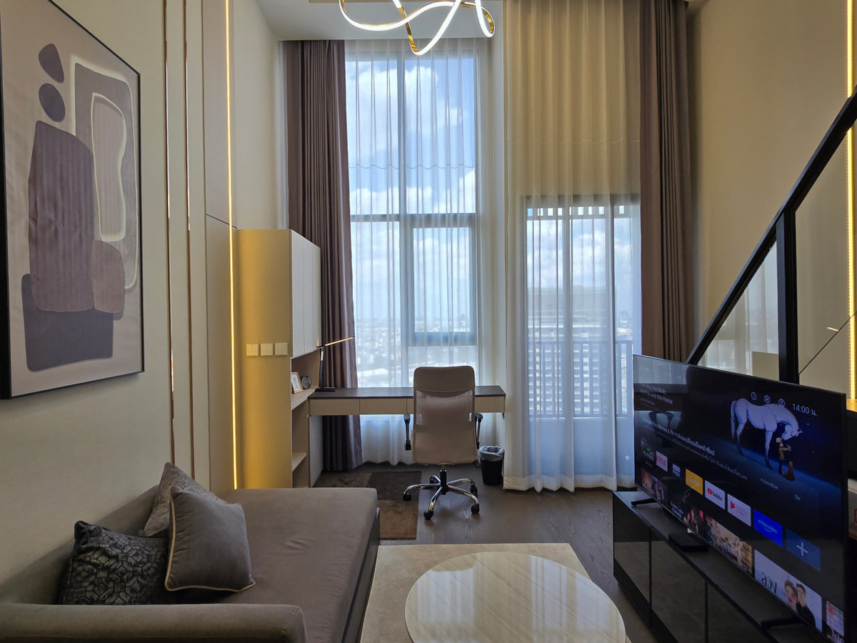 For SaleCondoSiam Paragon ,Chulalongkorn,Samyan : Park Origin Chula Samyan【𝐒𝐄𝐋𝐋 & 𝐑𝐄𝐍𝐓】🔥Warm, elegant tones, built-in wood furniture, and soft orange lighting add a sense of tranquility to every detail.🔥 Contact Line ID: @hacondo