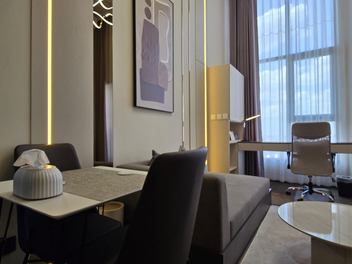 For SaleCondoSiam Paragon ,Chulalongkorn,Samyan : Park Origin Chula Samyan【𝐒𝐄𝐋𝐋 & 𝐑𝐄𝐍𝐓】🔥Warm, elegant tones, built-in wood furniture, and soft orange lighting add a sense of tranquility to every detail.🔥 Contact Line ID: @hacondo