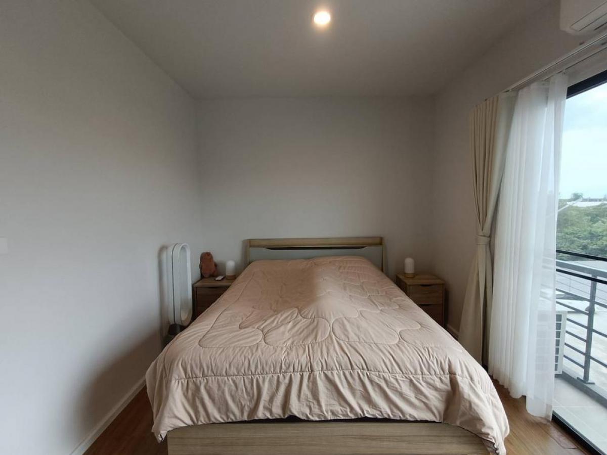 For SaleTownhomeRama5, Ratchapruek, Bangkruai : For sale/rent Baan Klang Muang Ratchaphruek-Sathorn Good house position In front of the house, dont hit anyone. There is an island in the middle of the alley. Eliminate parking problems You can turn the car around inside the alley. The back of the house i