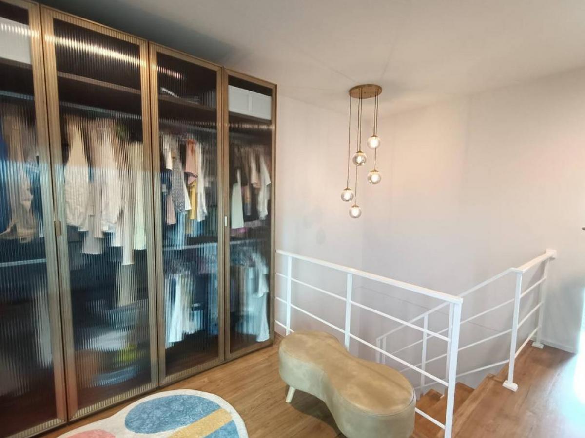 For SaleTownhomeRama5, Ratchapruek, Bangkruai : For sale/rent Baan Klang Muang Ratchaphruek-Sathorn Good house position In front of the house, dont hit anyone. There is an island in the middle of the alley. Eliminate parking problems You can turn the car around inside the alley. The back of the house i