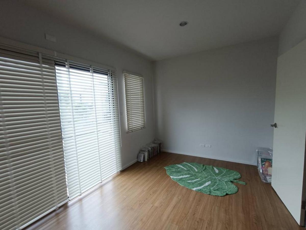 For SaleTownhomeRama5, Ratchapruek, Bangkruai : For sale/rent Baan Klang Muang Ratchaphruek-Sathorn Good house position In front of the house, dont hit anyone. There is an island in the middle of the alley. Eliminate parking problems You can turn the car around inside the alley. The back of the house i