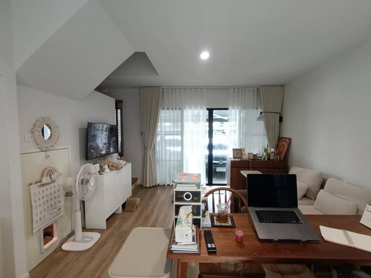 For SaleTownhomeRama5, Ratchapruek, Bangkruai : For sale/rent Baan Klang Muang Ratchaphruek-Sathorn Good house position In front of the house, dont hit anyone. There is an island in the middle of the alley. Eliminate parking problems You can turn the car around inside the alley. The back of the house i