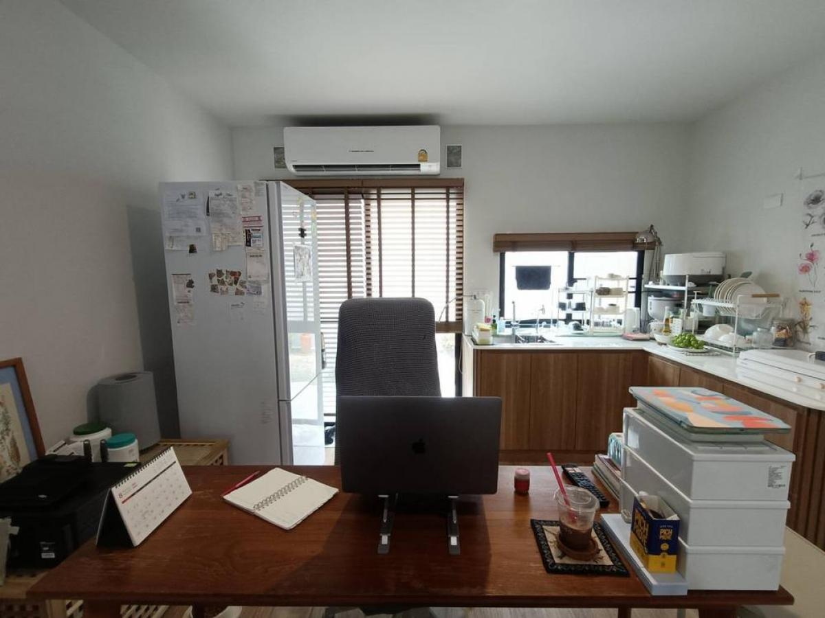 For SaleTownhomeRama5, Ratchapruek, Bangkruai : For sale/rent Baan Klang Muang Ratchaphruek-Sathorn Good house position In front of the house, dont hit anyone. There is an island in the middle of the alley. Eliminate parking problems You can turn the car around inside the alley. The back of the house i