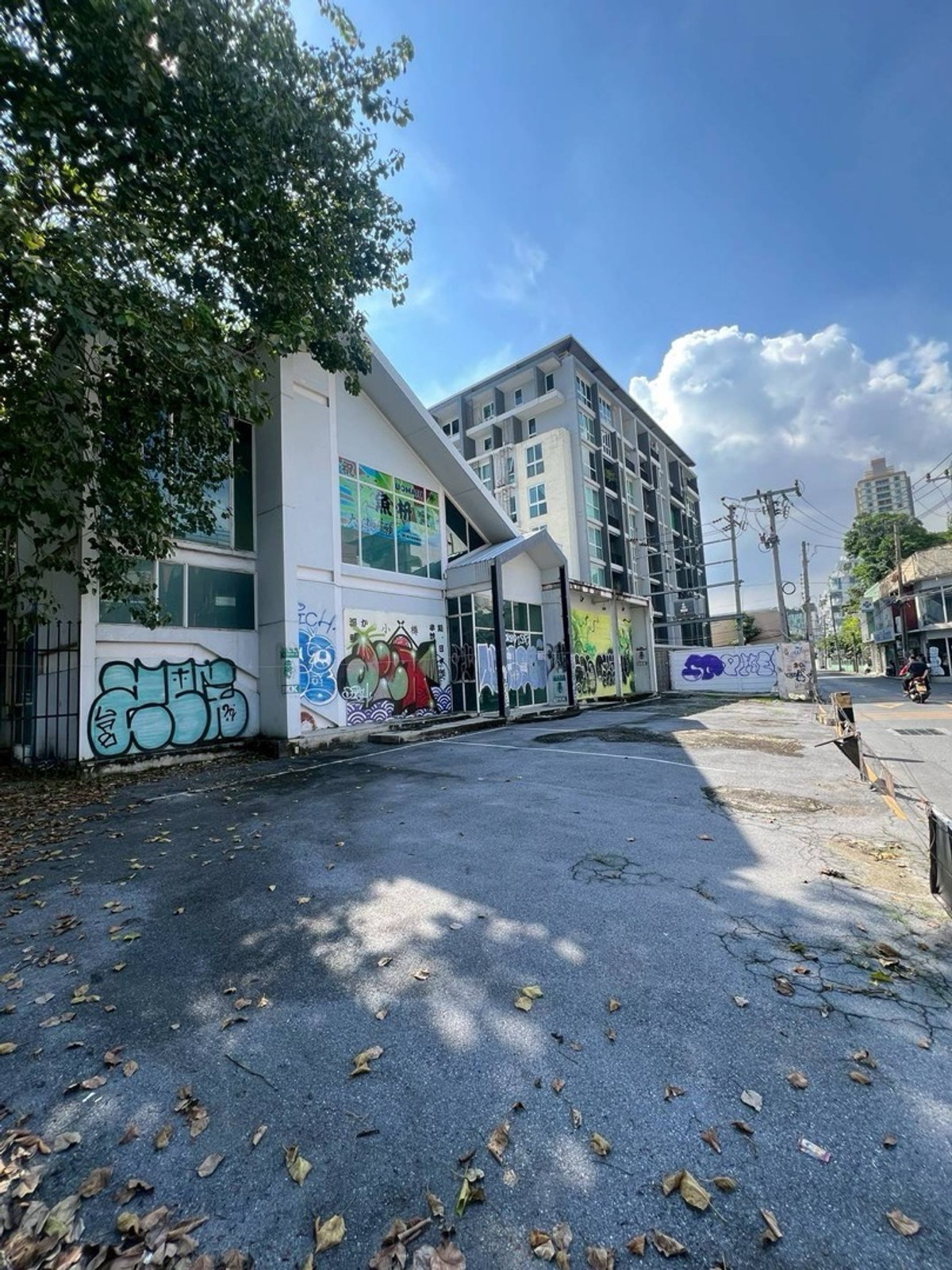 For RentRetail SpaceSukhumvit, Asoke, Thonglor : Land for rent, 219 square wah, Soi Thonglor 20, has an old building, can only be seen from the outside. The interior is damaged.