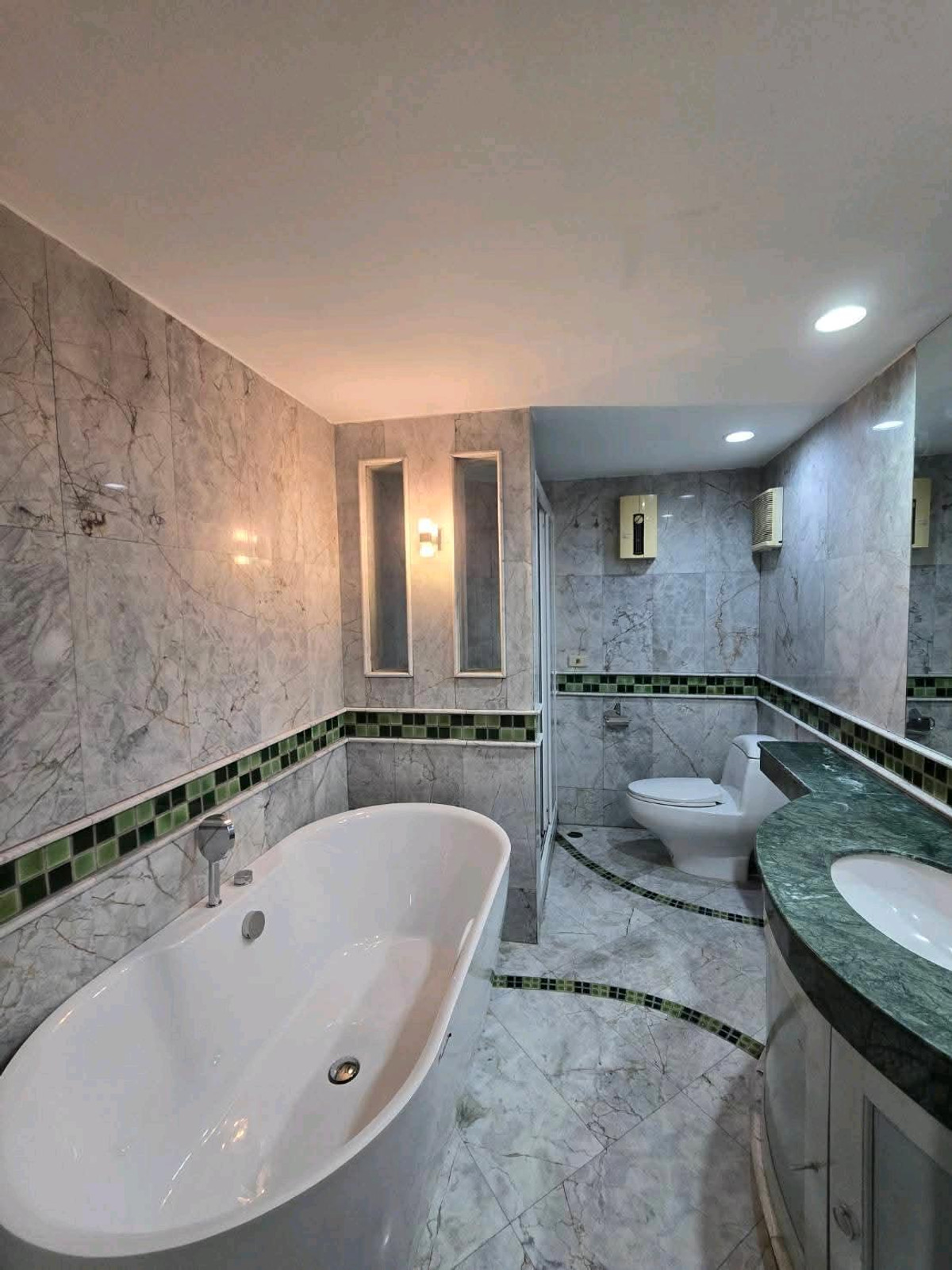 ให้เช่าคอนโดวิทยุ ชิดลม หลังสวน : ขนาดใหญ่ : 245 ตร.ม.ทำเลสุดพรีเมียม• 150 ม. ถึง Central Chidlom• 200 ม. ถึง BTS Chidlom• 300 ม. ถึงโรงเรียน Mater Dei