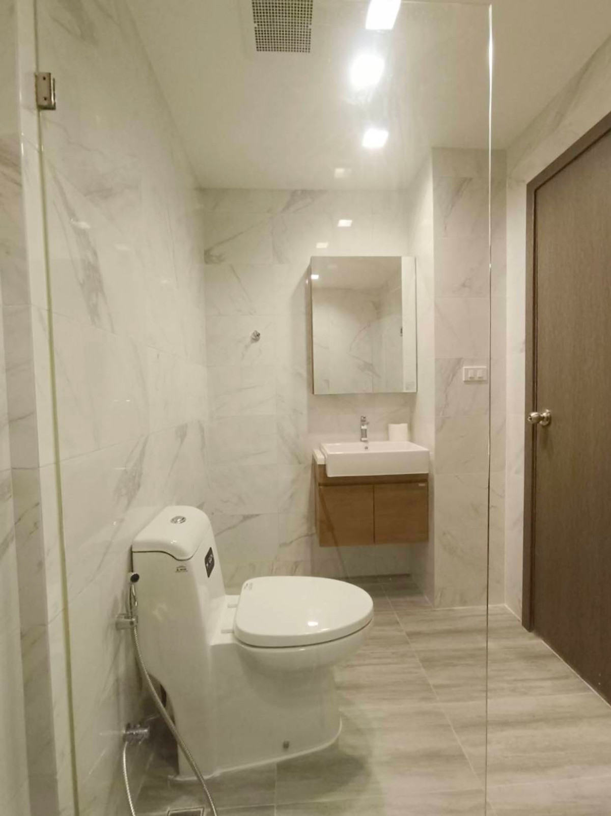 For RentCondoRama9, Petchburi, RCA : Condo for rent, The Remarkable, large room, 55 sq m, fully furnished, ready to move in, close to Bangkok Hospital only 100 m.