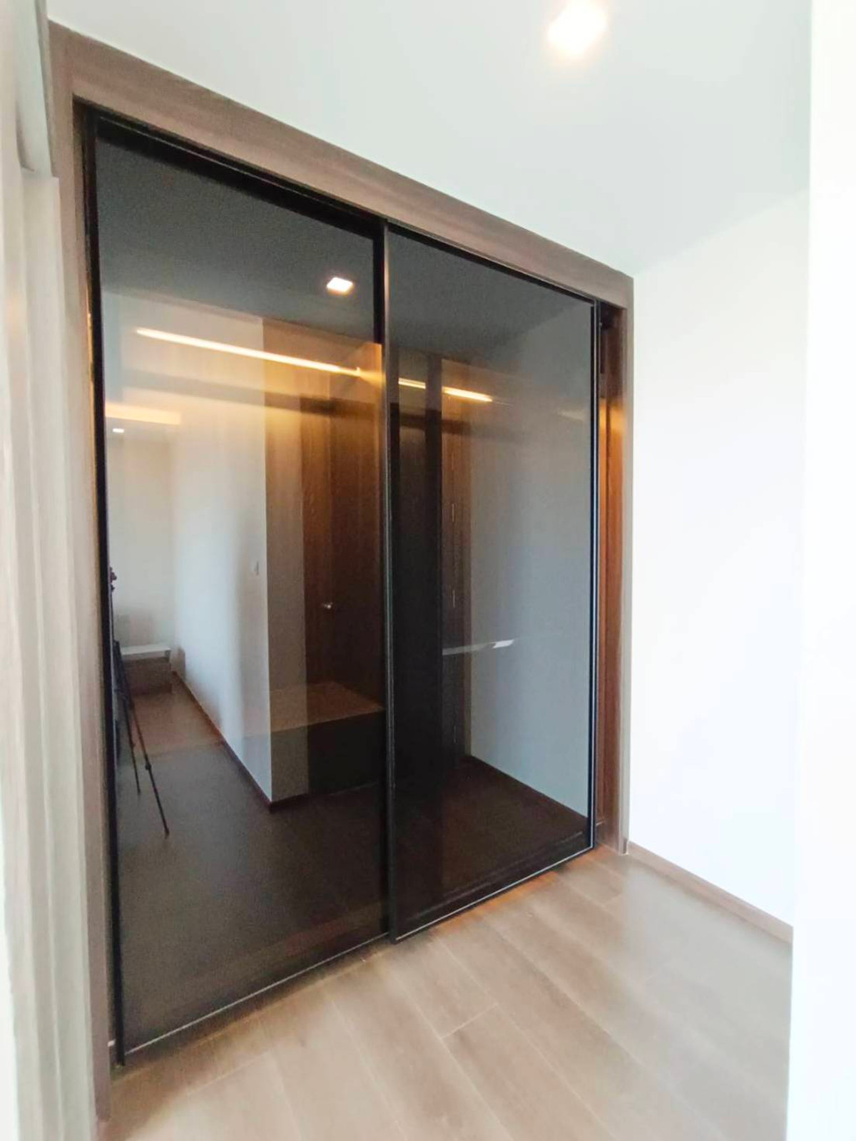 For RentCondoRama9, Petchburi, RCA : Condo for rent, The Remarkable, large room, 55 sq m, fully furnished, ready to move in, close to Bangkok Hospital only 100 m.