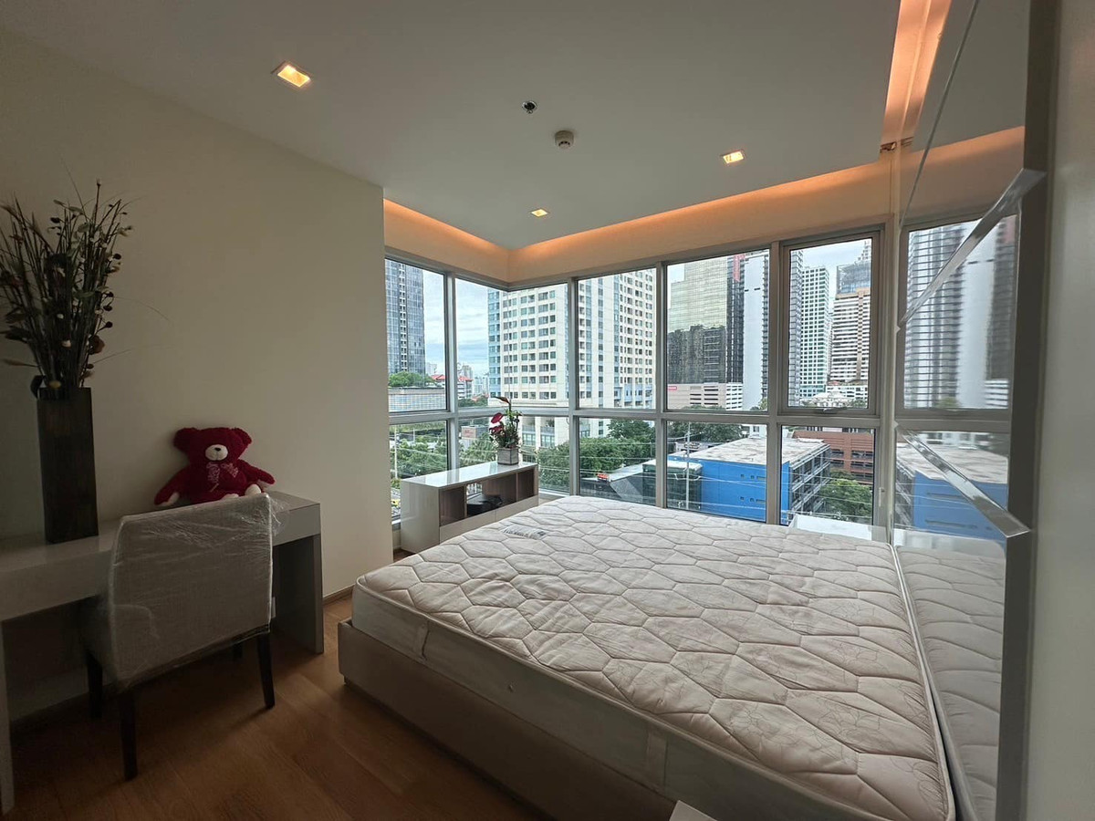 For SaleCondoRama9, Petchburi, RCA : For Sale 2 bedrooms 2 bathrooms. Comfortable for the whole family. Near leading schools, Convenient both MRT Phetchaburi and close to the expressway. Location in the heart of the city, at a price of less than 140,000/sq.m.